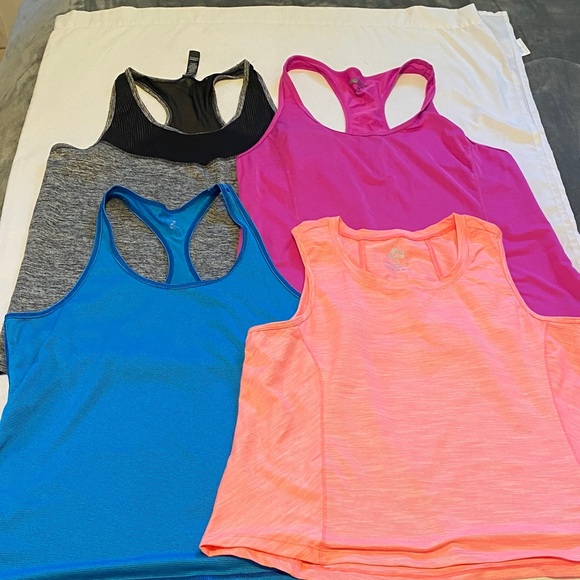 🎀 5/$20 🎀 4 workout tanks/tops size large - Picture 1 of 16